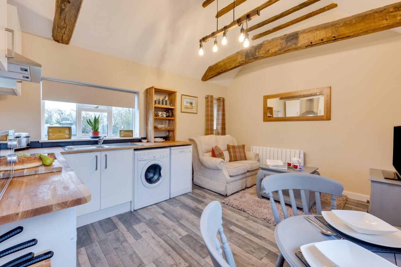 Een oven, een vaatwasser, een kinderstoel, kookgerei, borden en bestek