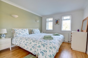 Tabla de planchar con plancha, wifi gratis y ropa de cama 