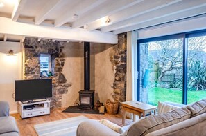 TV, fireplace - 2 Bed in Saundersfoot (oc-pw9078) (Saundersfoot)