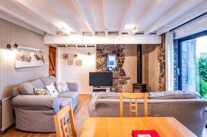 Televisión y chimenea 