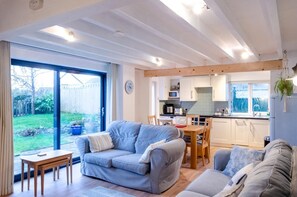 TV, fireplace - 2 Bed in Saundersfoot (oc-pw9078) (Saundersfoot)
