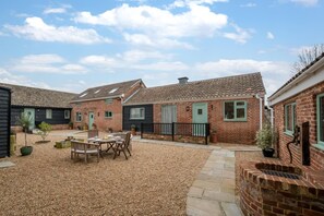 Outdoor dining - 2 Bed in Great Waldingfield (oc-ac3) (Great Waldingfield)