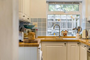Oven, cookware/dishes/utensils - 2 Bed in East Rudham (oc-t33378) (East Rudham)