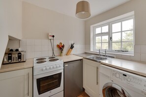 Microwave, oven, cookware/dishes/utensils - 3 Bed in Dunwich (oc-atc2) (Dunwich)