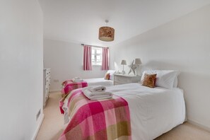 3 makuuhuonetta, silitysrauta/-lauta, vuodevaatteet