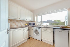 Microwave, oven, dishwasher, high chair - 2 Bed in Saundersfoot (oc-pw9255) (Saundersfoot)