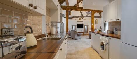 Mikrobølgeovn, ovn, oppvaskmaskin og høy barnestol