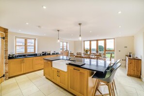 Een microgolfoven, een oven, een vaatwasser, een kinderstoel