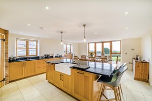 ميكروويف، فرن، غسالة أطباق، كرسي للأطفال