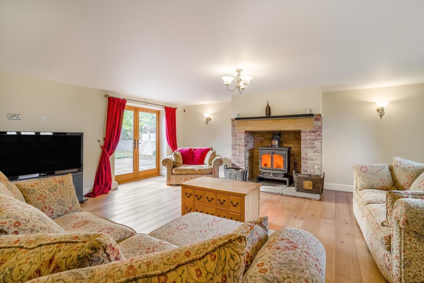 TV, fireplace