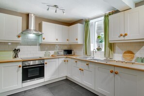 Microwave, oven, highchair, cookware/dishes/utensils - 3 Bed in Dolgellau (oc-203373) (Dolgellau)