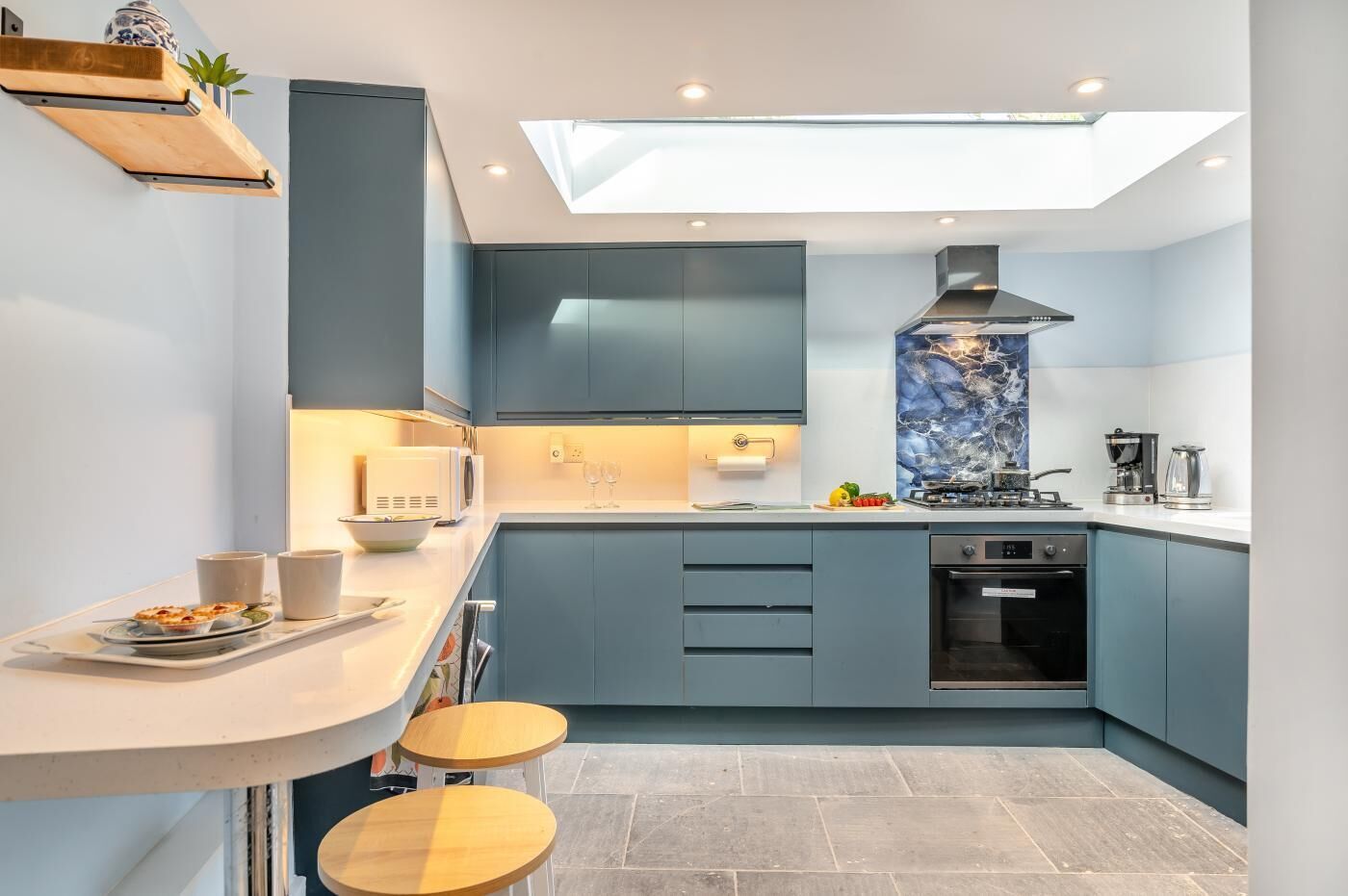 فرن، غسالة أطباق، كرسي للأطفال، مستلزمات طهي/أطباق/أوعية