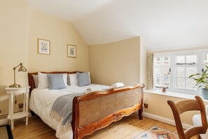 Iron/ironing board, travel cot, free WiFi, bed sheets - 3 Bed in Burton Bradstock (oc-c33542) (Burton Bradstock)