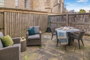 Outdoor dining - 2 Bed in Bath (oc-bhr44) (Bath)