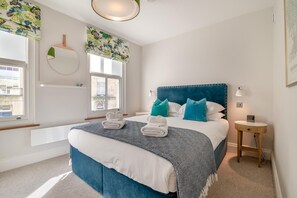 Iron/ironing board, free WiFi, bed sheets - 2 Bed in Bath (oc-bhr44) (Bath)
