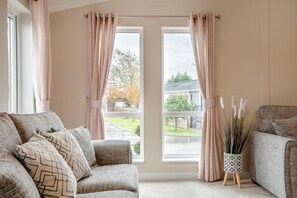 TV - 2 Bed in Evesham (oc-f33689) (Aldington)