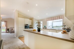 Microwave, oven, cookware/dishes/utensils - 2 Bed in Evesham (oc-f33689) (Aldington)