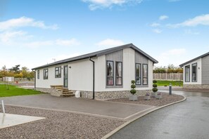 Exterior - 2 Bed in Evesham (oc-f33689) (Aldington)