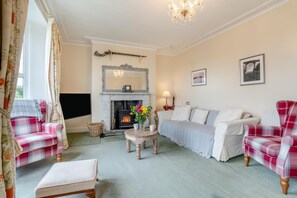 TV, fireplace - 4 Bed in Whitby (oc-w414) (Whitby)