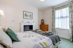 Iron/ironing board, travel cot, free WiFi, bed sheets - 4 Bed in Whitby (oc-w414) (Whitby)
