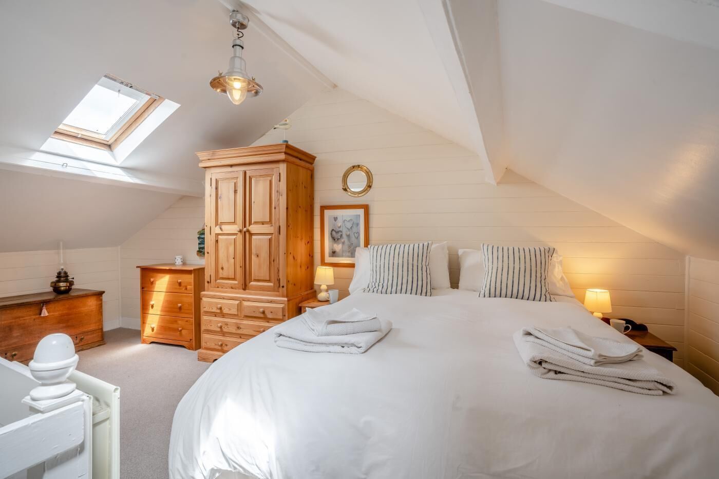 Een strijkplank/strijkijzer, gratis wifi, beddengoed