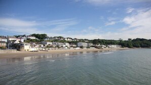 A coastal town with houses along the beach and a clear view of the sea. - 1 Bed in Saundersfoot (oc-pw9247) (Saundersfoot)