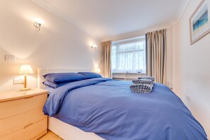 Tabla de planchar con plancha, wifi gratis y ropa de cama 