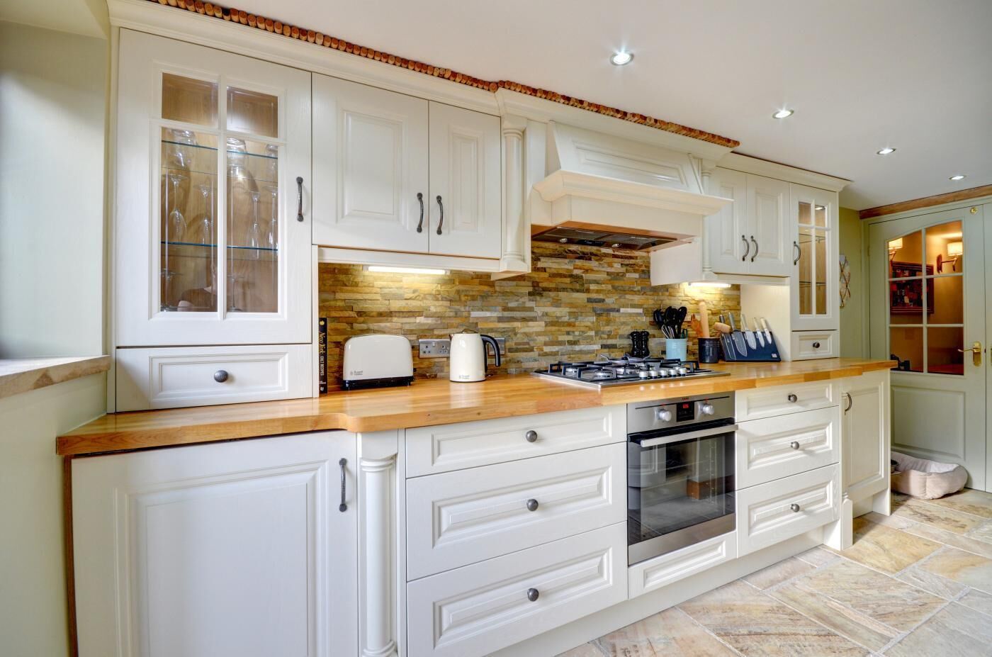 Microondas, silla alta para bebés, utensilios de cocina