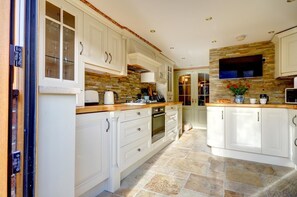 Microwave, high chair, cookware/dishes/utensils - 1 Bed in Redcar (oc-cl003) (Redcar)