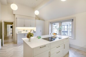 Microwave, oven, dishwasher, cookware/dishes/utensils - 2 Bed in Buxton (oc-c33946) (Buxton)