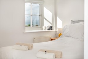 Travel cot, free WiFi, bed sheets - 2 Bed in Rinsey (oc-2chapl) (Ashton)