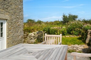 Outdoor dining - 2 Bed in Rinsey (oc-2chapl) (Ashton)