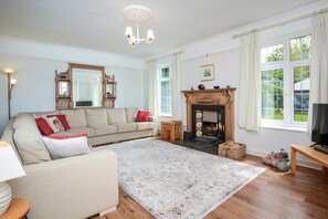 TV, fireplace - 4 Bed in Pentewan (oc-edghil) (Pentewan)
