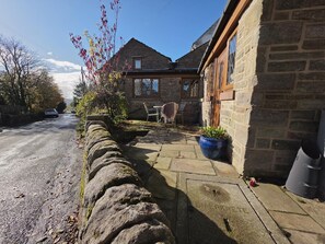 Property grounds - 4 Bed in Buxton (oc-s33075) (Quarnford)