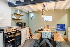 Microwave, oven, dishwasher, high chair - 4 Bed in Buxton (oc-s33075) (Quarnford)
