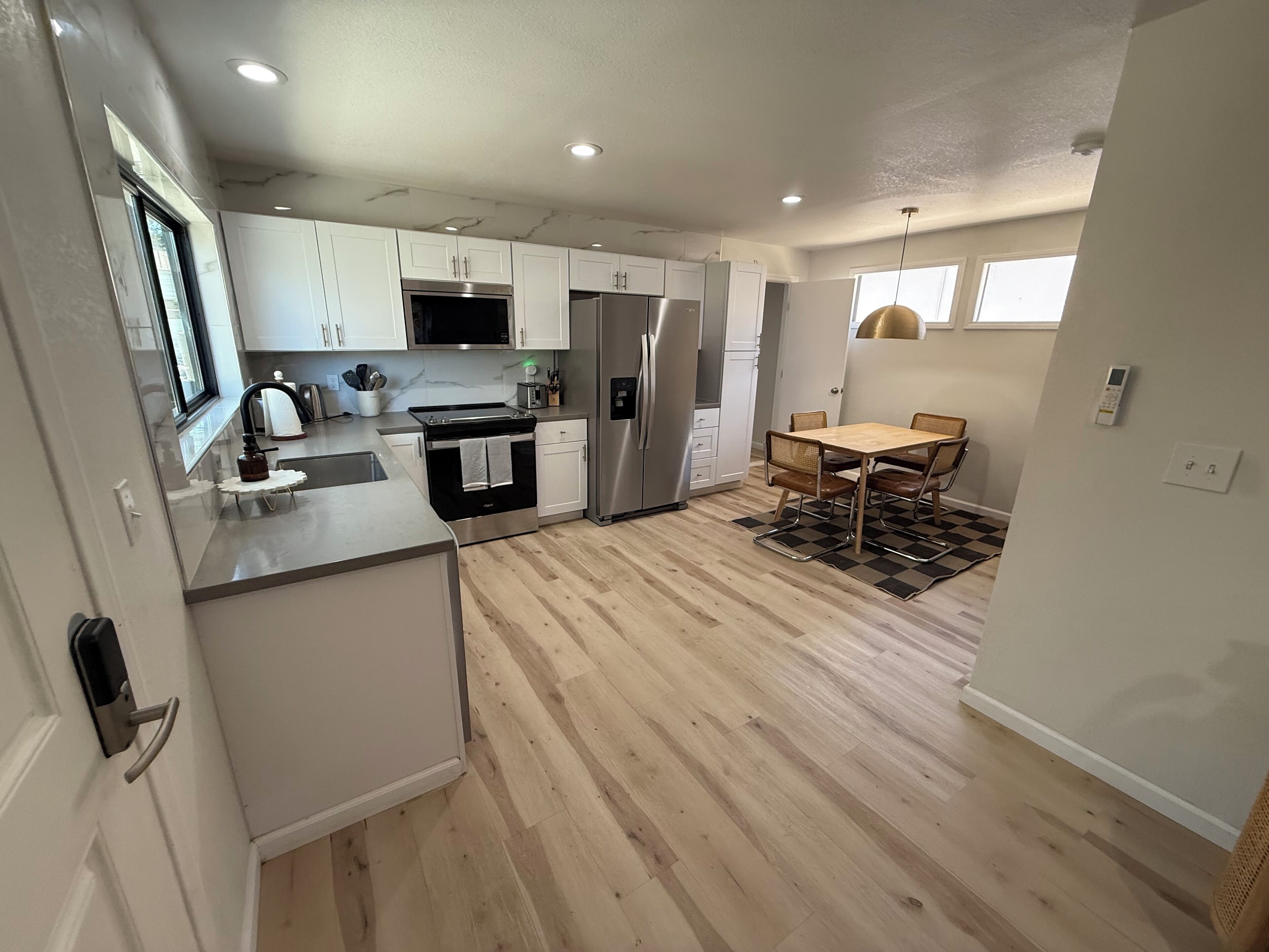 Kjøleskap, mikrobølgeovn, ovn og oppvaskmaskin