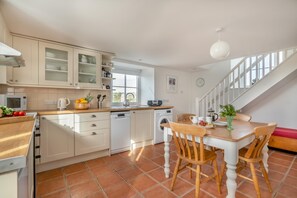 Microwave, oven, dishwasher, cookware/dishes/utensils - 1 Bed in Rinsey (oc-1chapl) (Ashton)