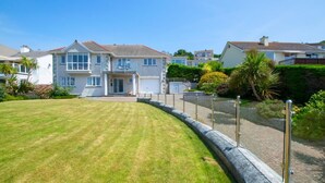A residential area with houses, a well-maintained lawn, and a paved driveway. - 4 Bed in Marazion (oc-gwynsa) (Marazion)