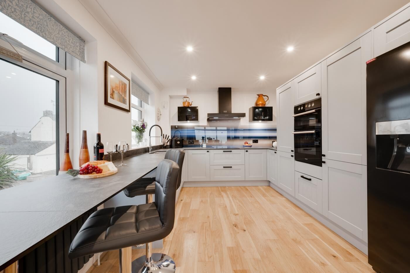 Mikrobølgeovn, ovn, oppvaskmaskin og kjøkkenutstyr