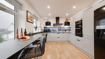 Mikrobølgeovn, ovn, oppvaskmaskin og kjøkkenutstyr