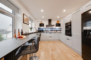 Mikrobølgeovn, ovn, oppvaskmaskin og kjøkkenutstyr