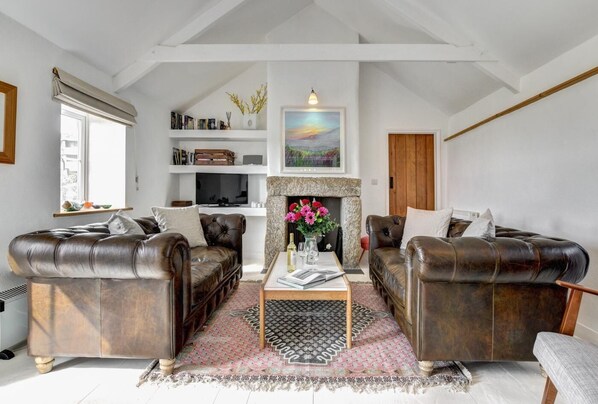 Televisión y chimenea 