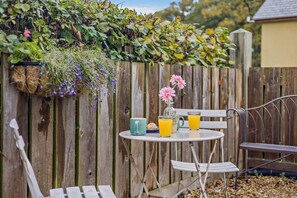 Outdoor dining - 1 Bed in Cilmeri (oc-g32770) (Cilmery)