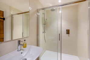 Towels - 1 Bed in Staveley (oc-s33927) (Staveley)
