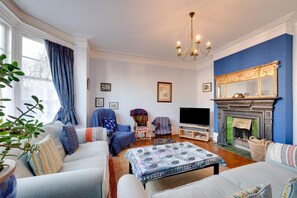 TV, fireplace - 5 Bed in Canterbury (oc-ct043) (Canterbury)