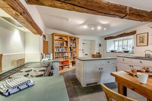 Microwave, oven, dishwasher, high chair - 4 Bed in Staveley (oc-s33928) (Staveley)