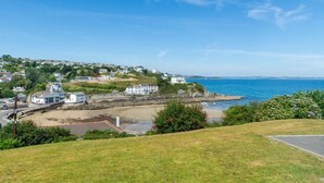 A coastal town with white buildings, a beach, and a clear blue sky. - 3 Bed in Mevagissey (oc-windru) (Mevagissey)