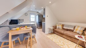 A modern apartment with a dining area, kitchen, and living space. - 1 Bed in Booton (oc-2266) (Cawston)