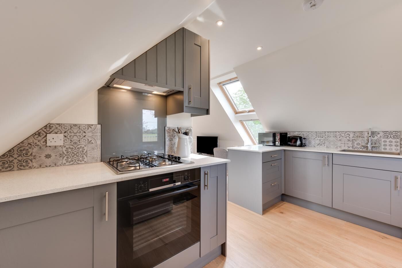 Micro-ondas, fogão, lava-louças, talheres/pratos/utensílios de cozinha