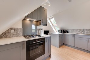Microwave, oven, dishwasher, cookware/dishes/utensils - 1 Bed in Booton (oc-2266) (Cawston)